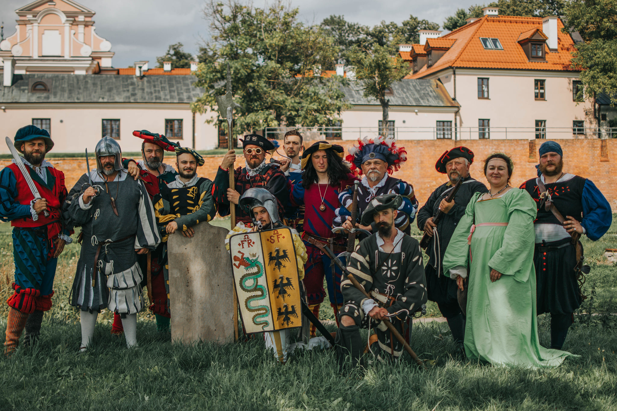 grupa ludzi w strojach rycerskich