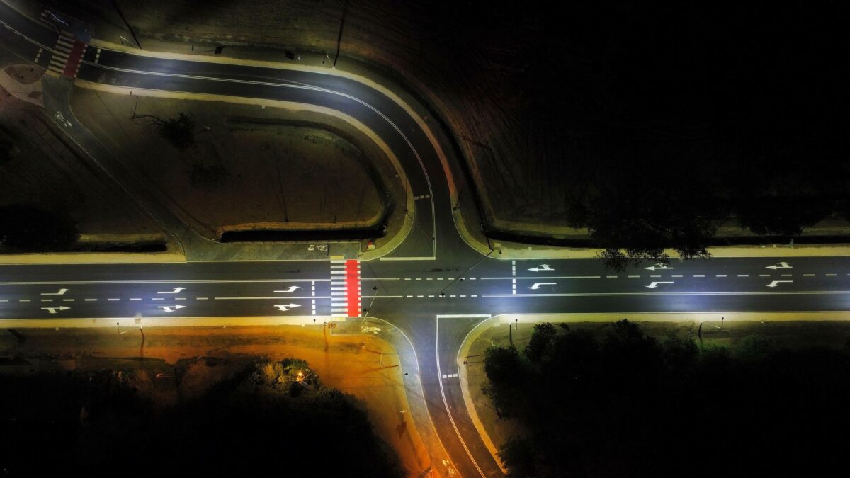 skrzyżowanie w Baniosze w nocy widoczne z góry, z drona