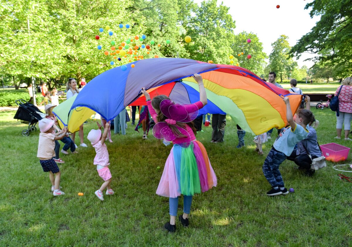 dziewczynka pod kolorową chustą