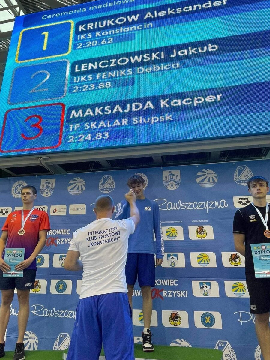 zawodnicy na podium