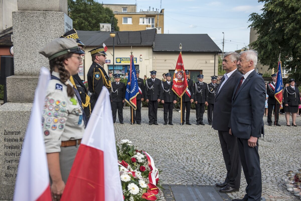 delegacja na rynku w Tarczynie, flagi