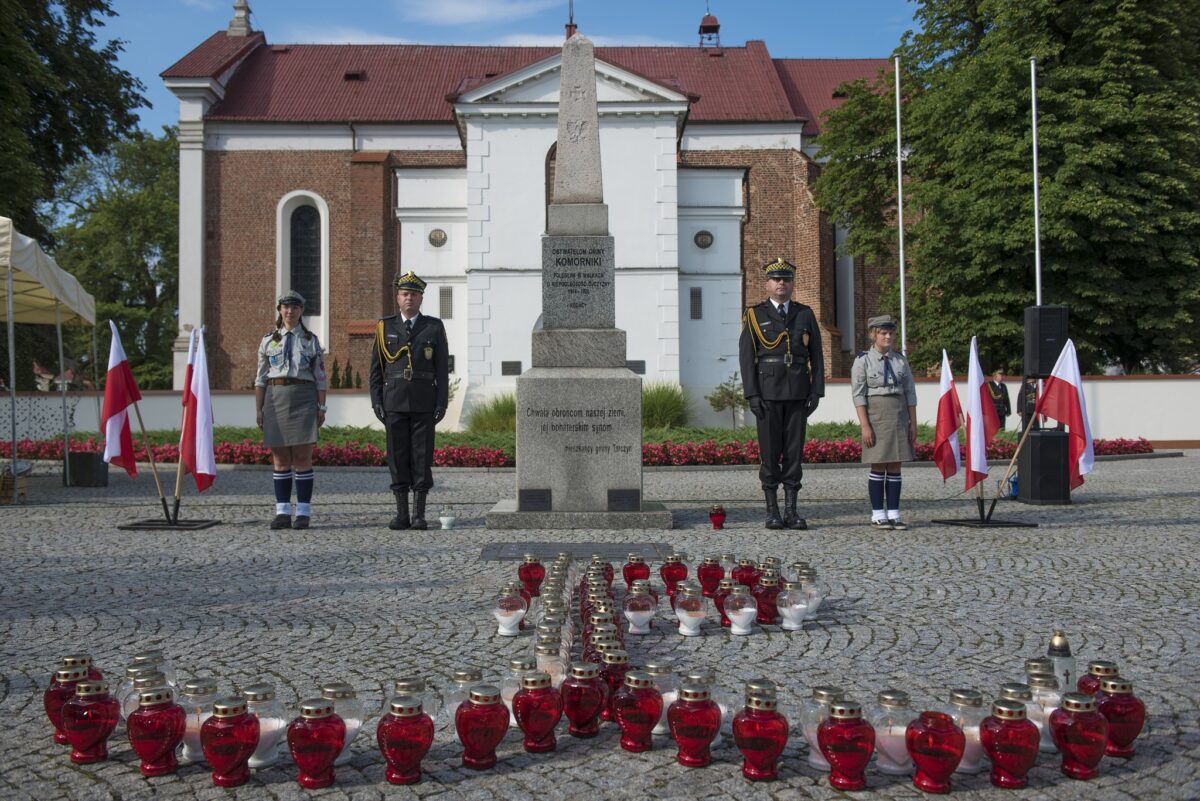 znicze w kształcie Polski walczącej