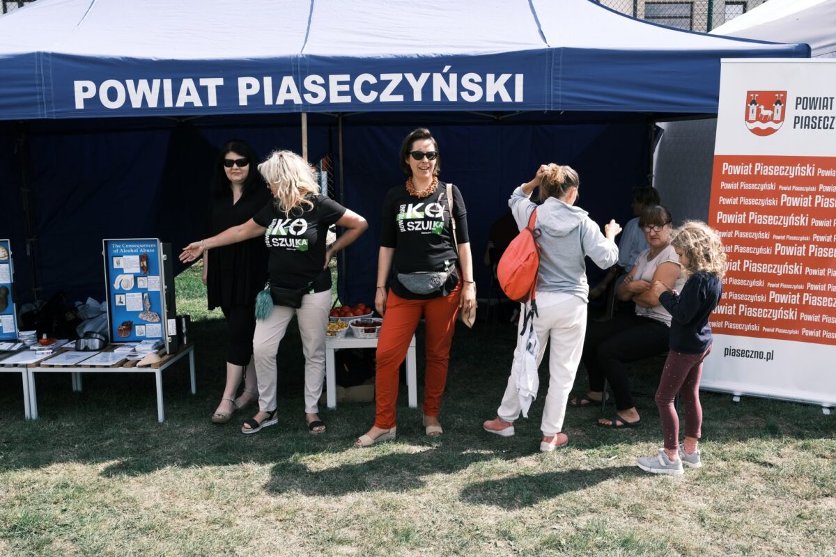 widok na stoisko powiatu, ludzie przed namiotem