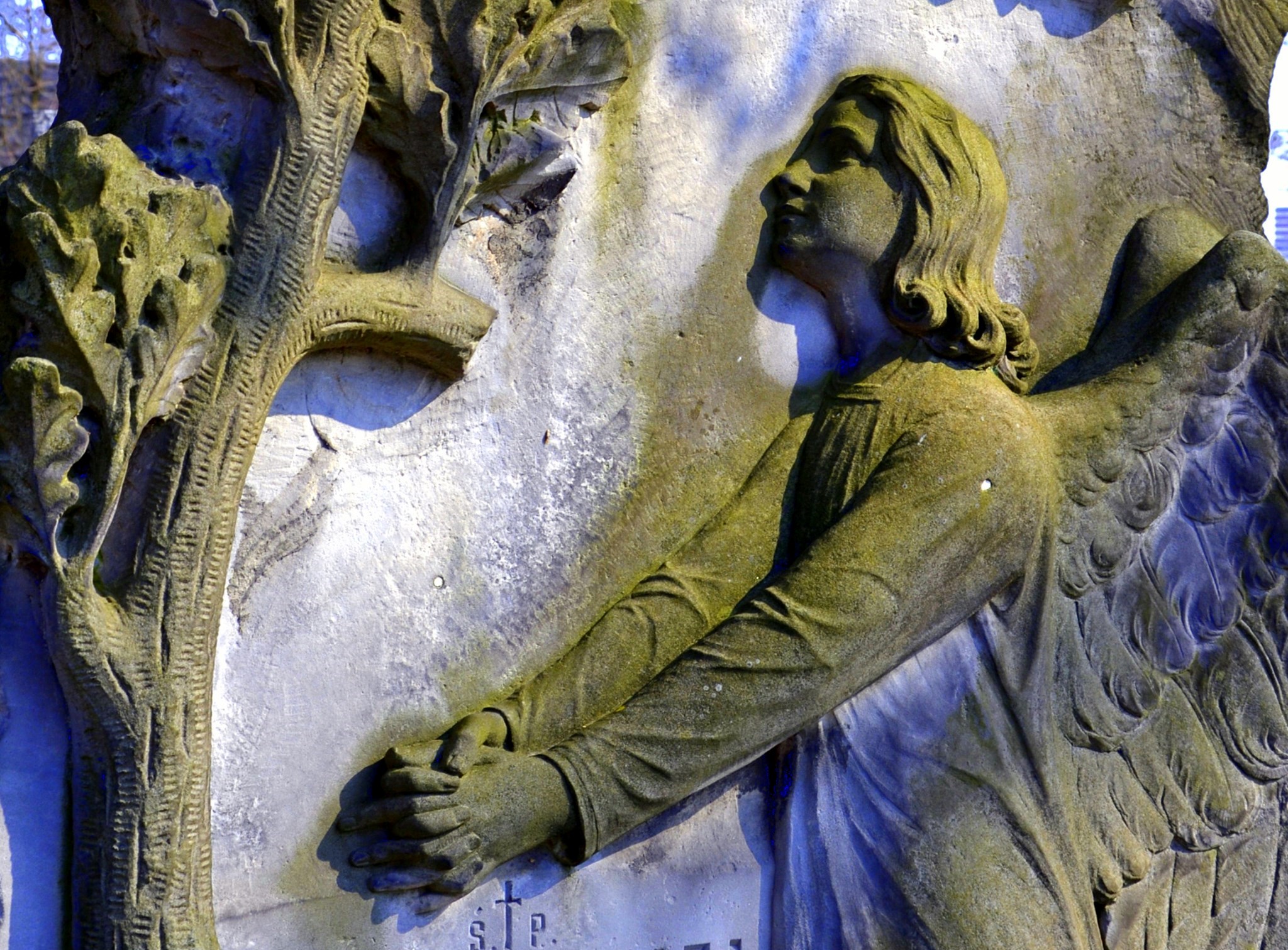 rzeźba nagrobna na cmentarzu parafialnym