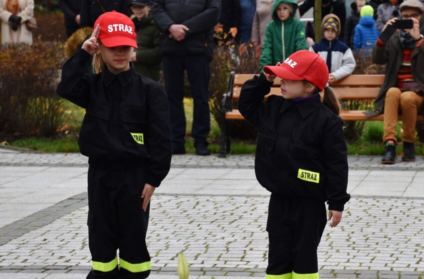 dziewczynki w mundurach strażackich