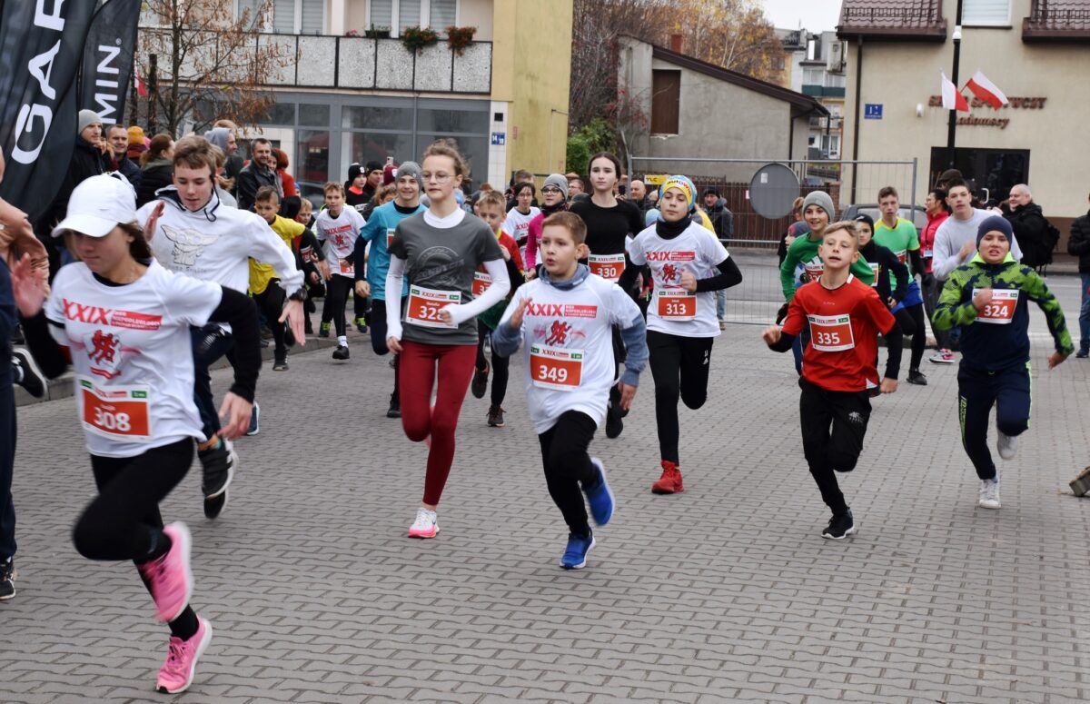 biegnące dzieci