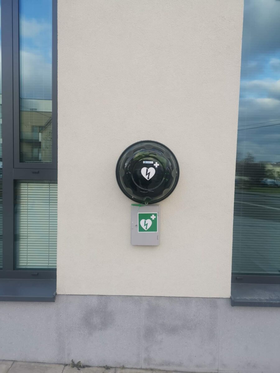 defibrulator na ścianie budynku