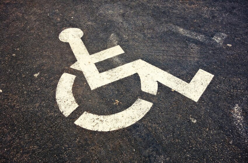 wózek inwalidzki namalowany na betonie