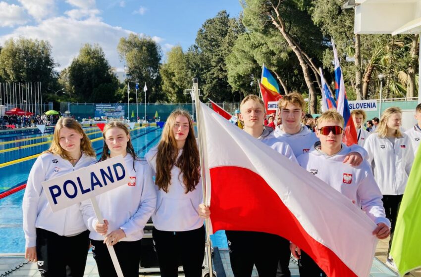 młodzi pływacy z flagą Polski