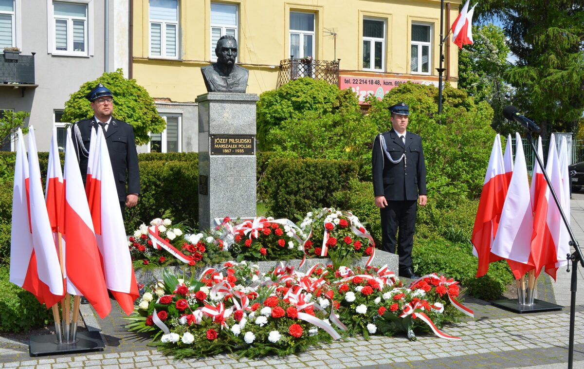 wiązanki pod pomnikiem Piłsudskiego