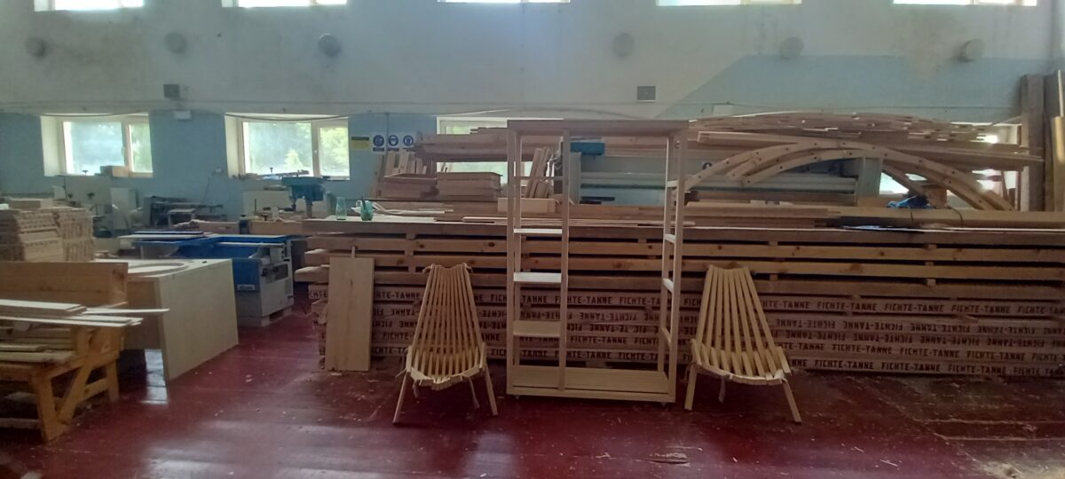 drewniane fotele