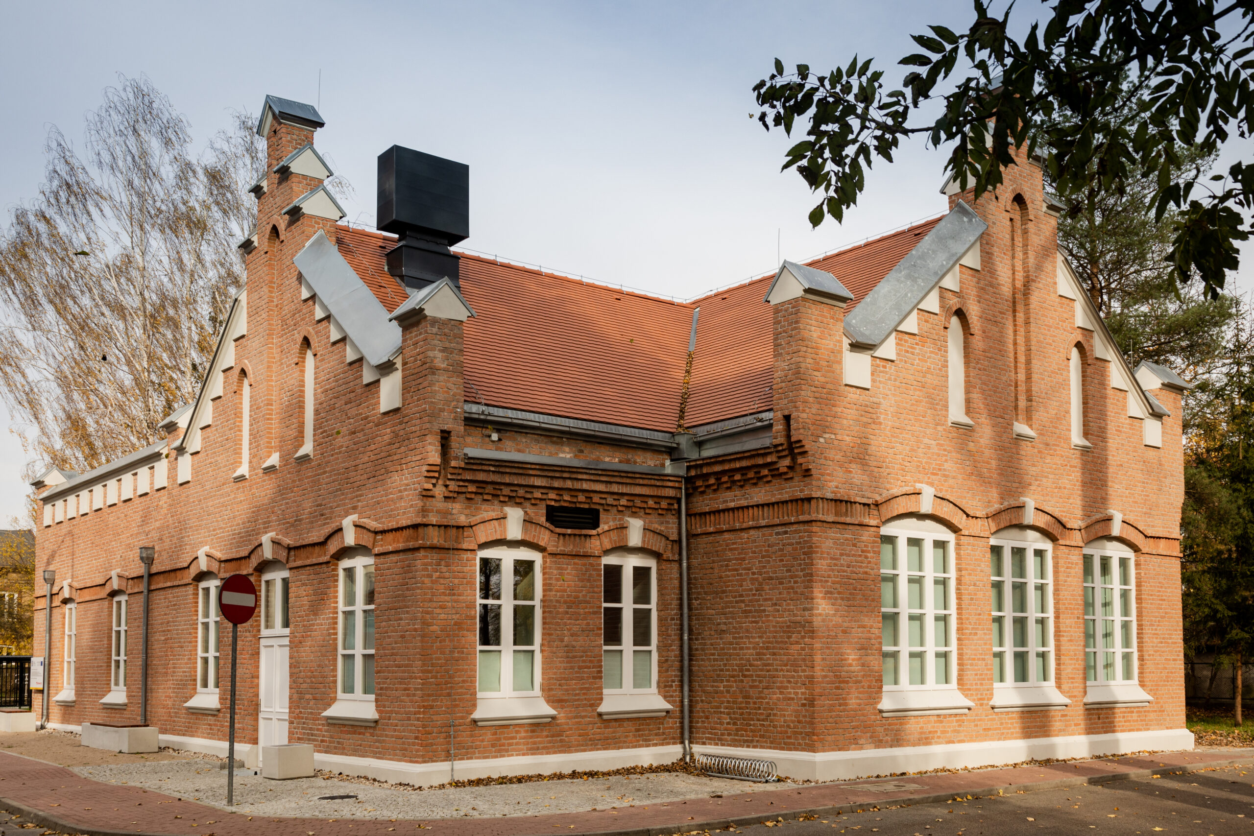 budynek z cegły - muzeum wycinanki