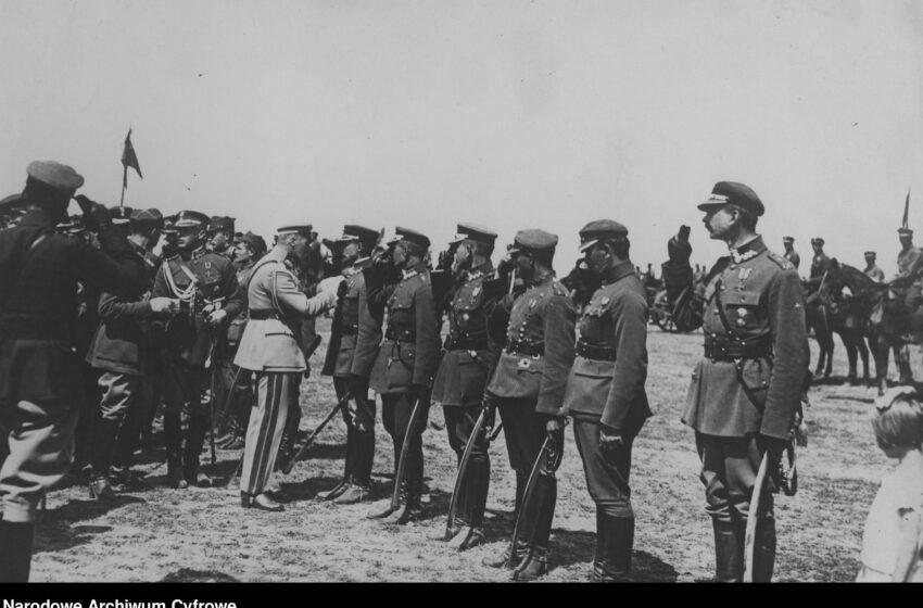 Piłsudski z żołnierzami