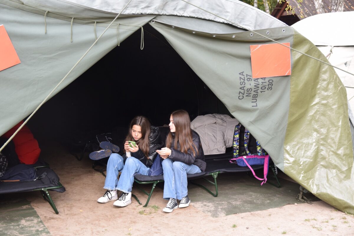 2 dziewczyny w namiocie