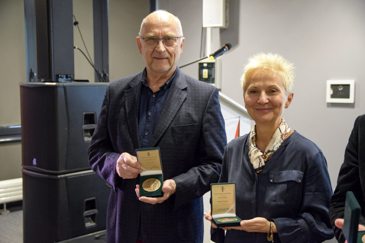 Zdzisław Lis i Ewa Lubianiec pokazują medale