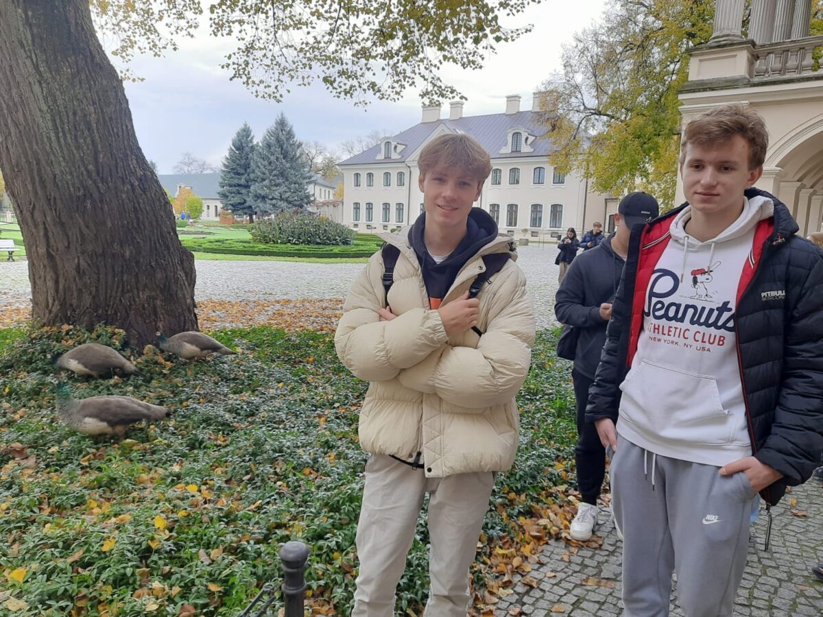2 uczniów przed pałacem