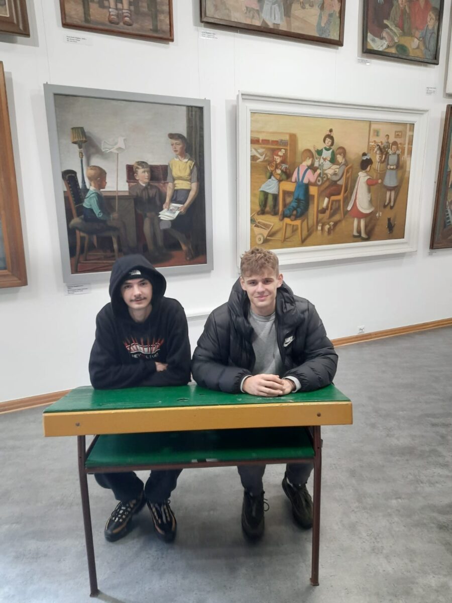 2 uczniów w ławce w muzeum