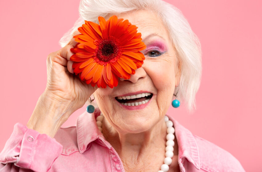 portret-stylowej-starszej-kobiety-w-kolorze-rozowym