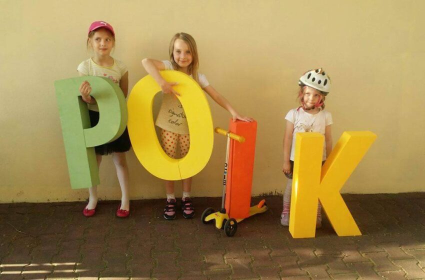 POIK - dzieci trzymają litery