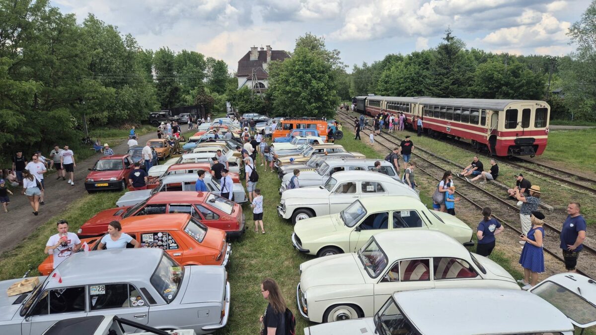 kolejka wąskotorowa, samochody zabytkowe