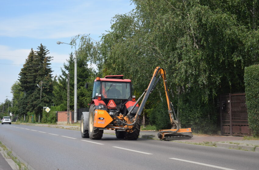 traktor zamiata chodnik