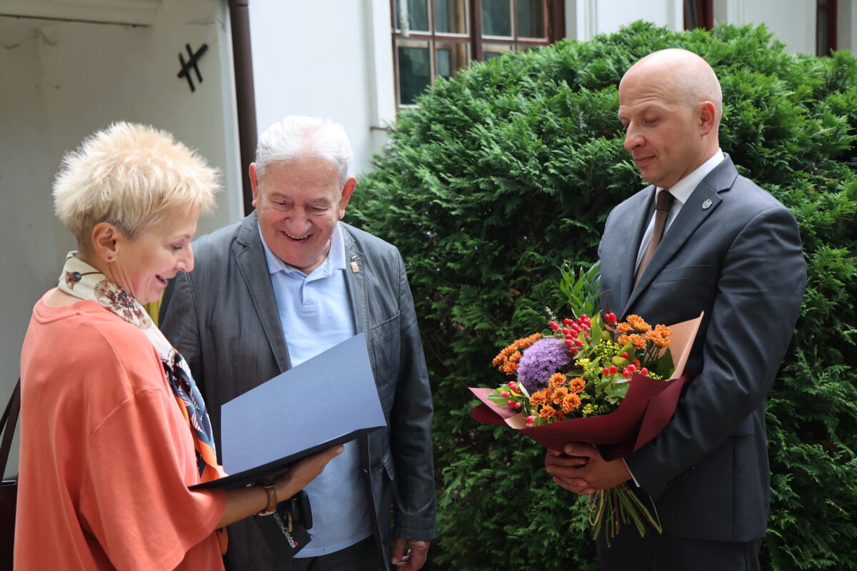 starosta i burmistrz Piaseczna w odwiedzinach u Powstańca