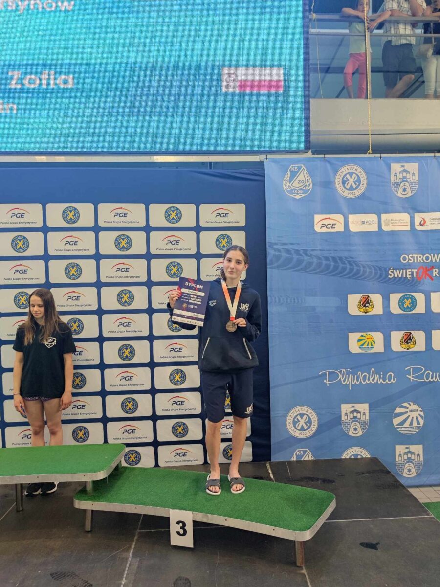 zawodniczka z medalem przy podium