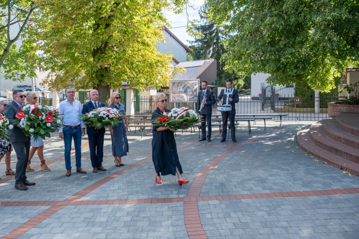 starosta niesie wiązankę