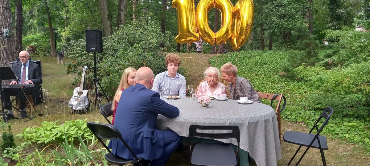 100-latka z rodziną i starostą prezy stole