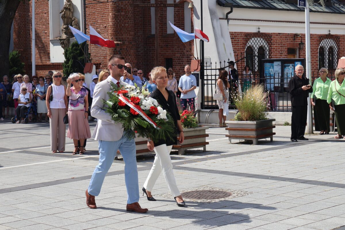 starosta i przewodnicz ący skąłdają wiązankę