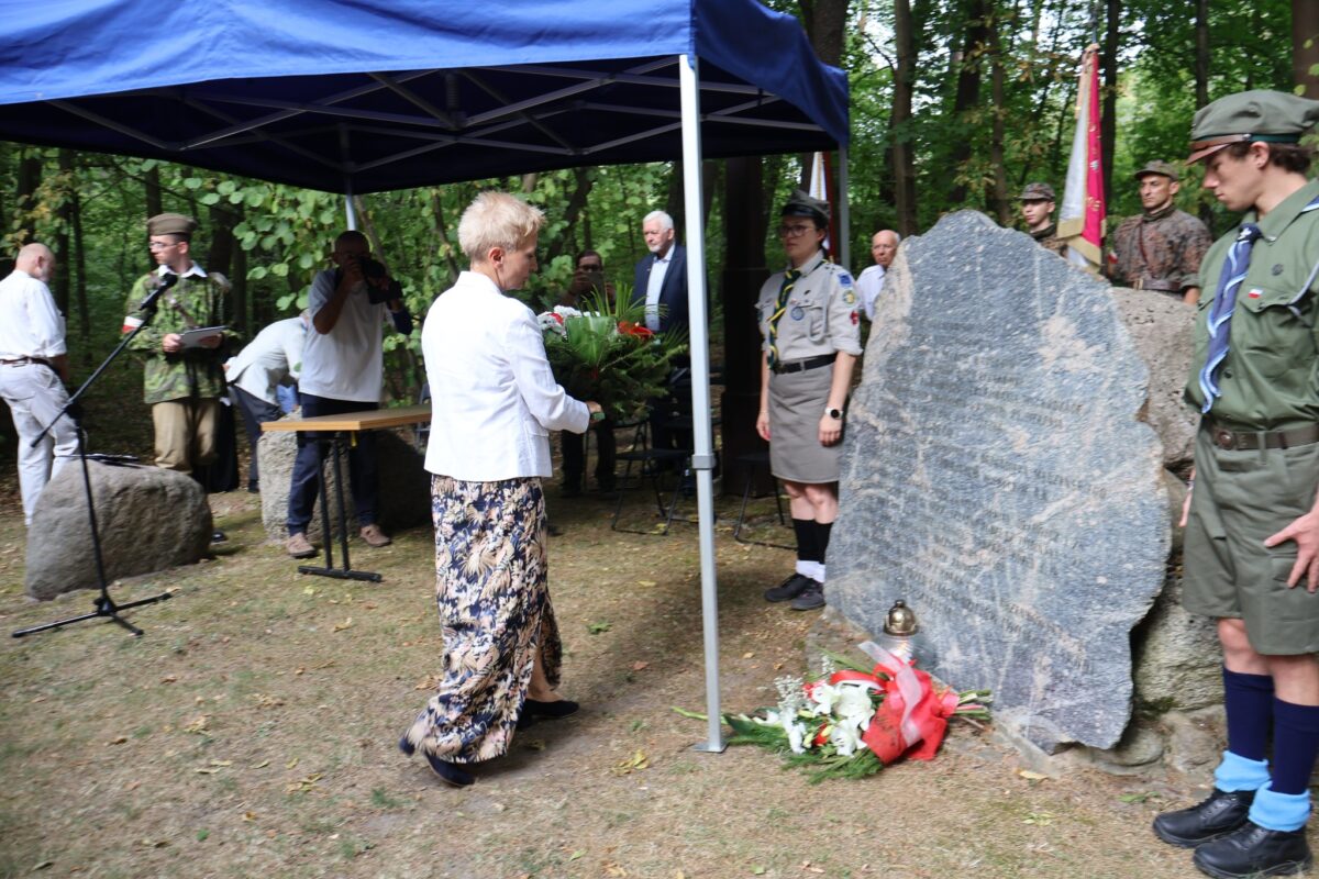 starosta skłąda kwiaty przy pomniku