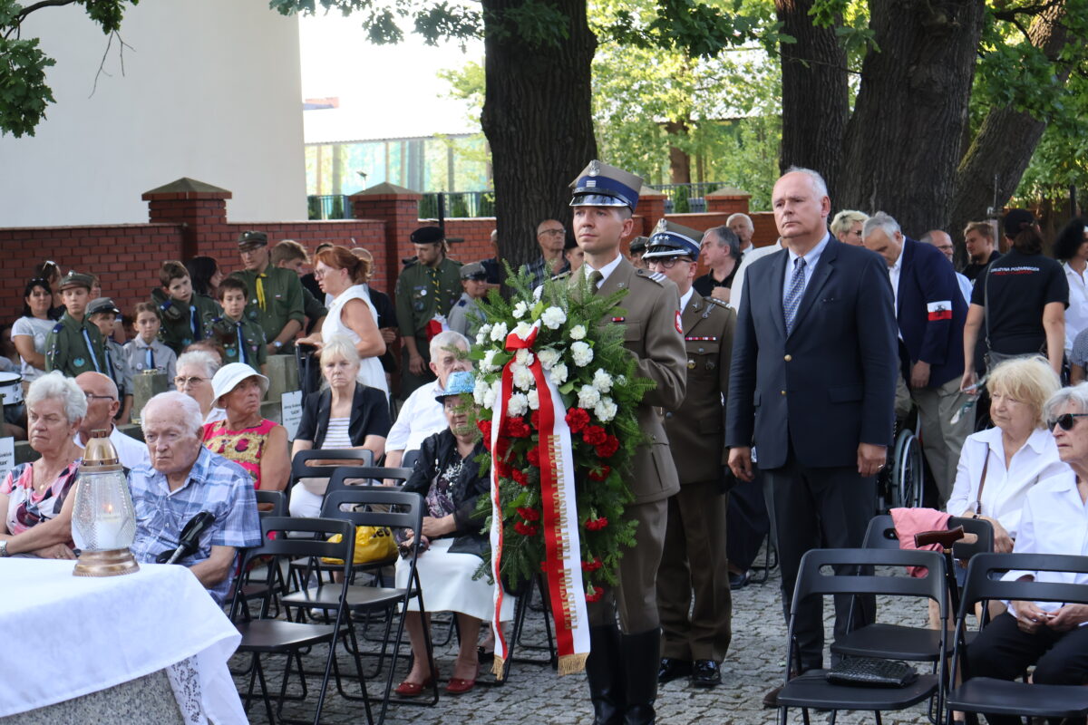 poseł składa wiązankę