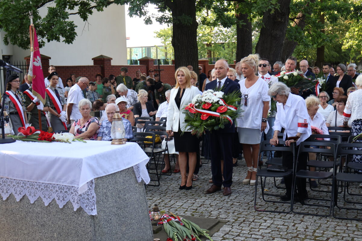 delegacja składa kwiaty