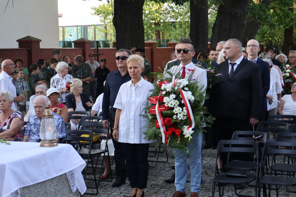 delegacja składa kwiaty