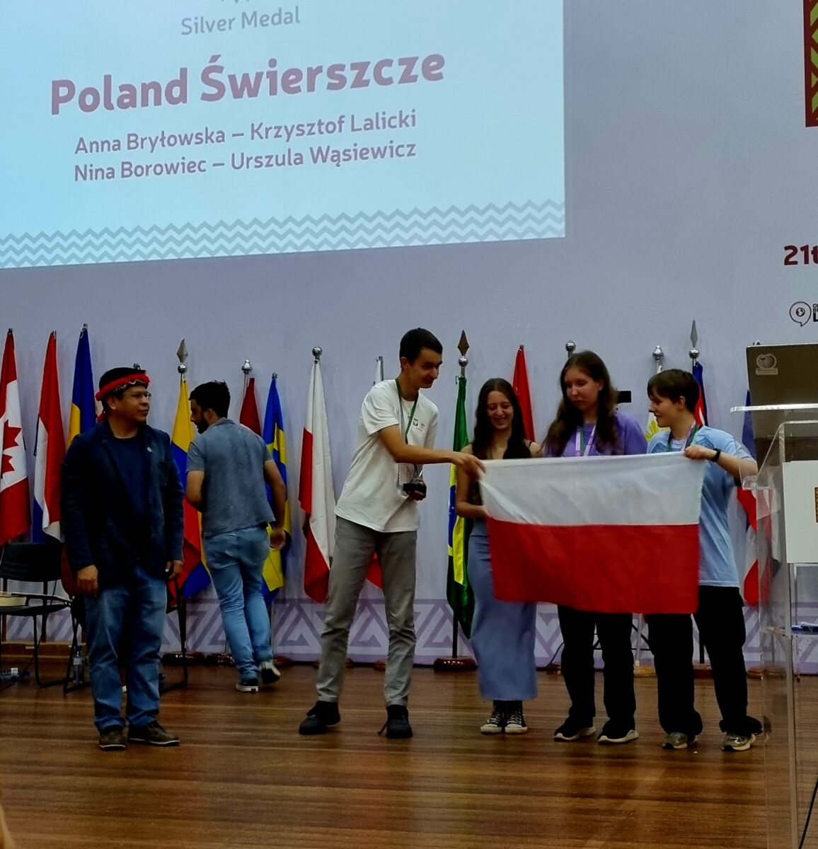 polska reprezentacja z flagą