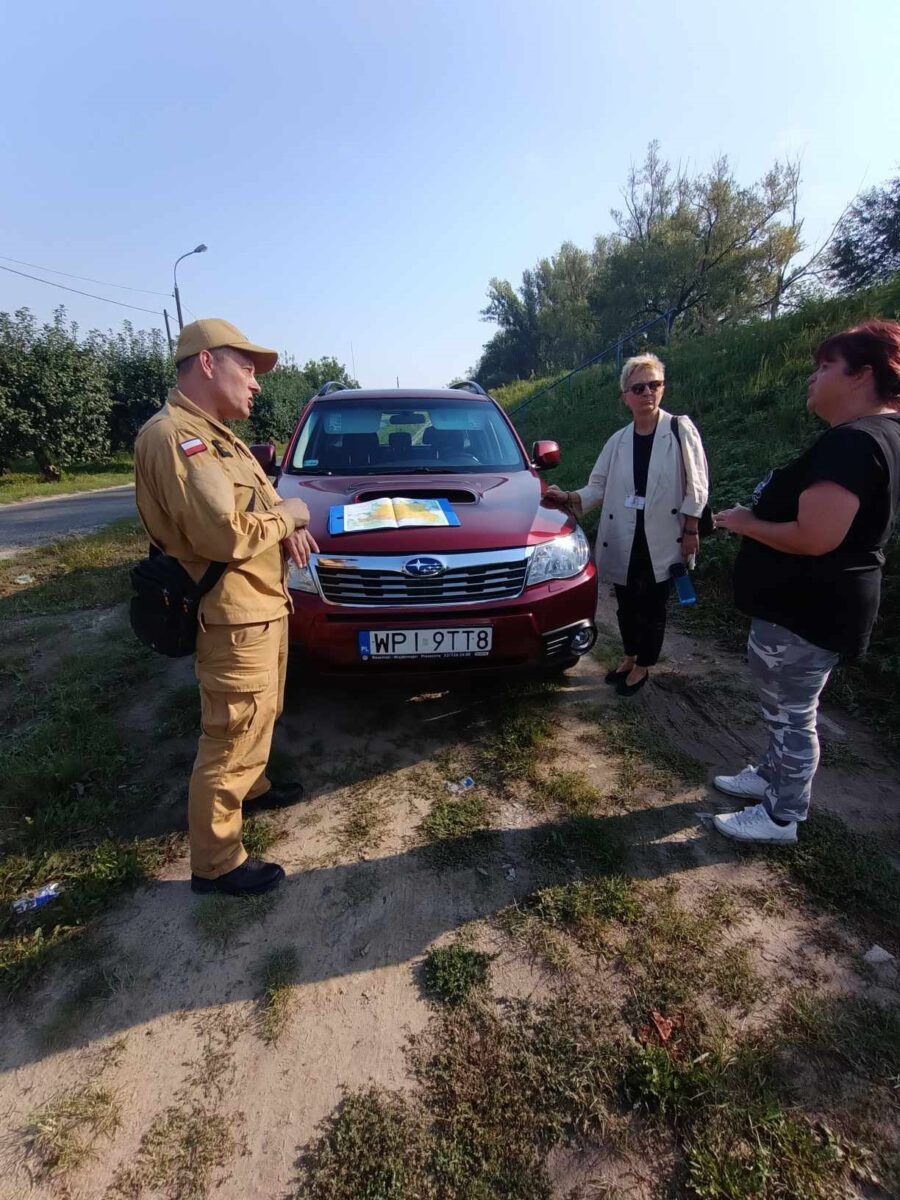 starosta , strażak przy wale