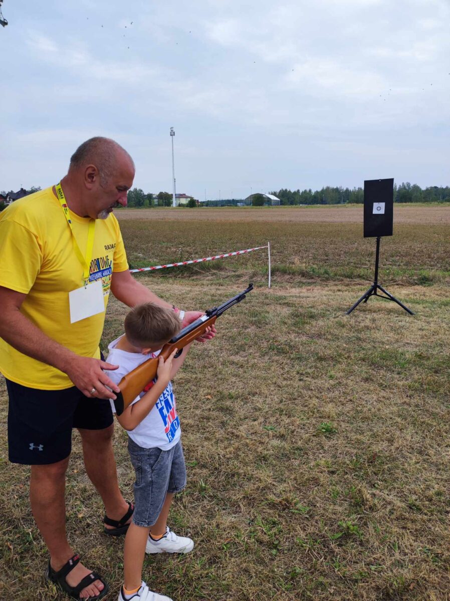 chłopiec strzela z karabinka