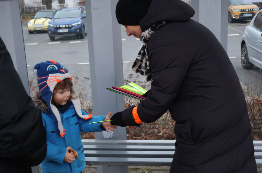 Starosta wręcza mieszkańcom odblaski