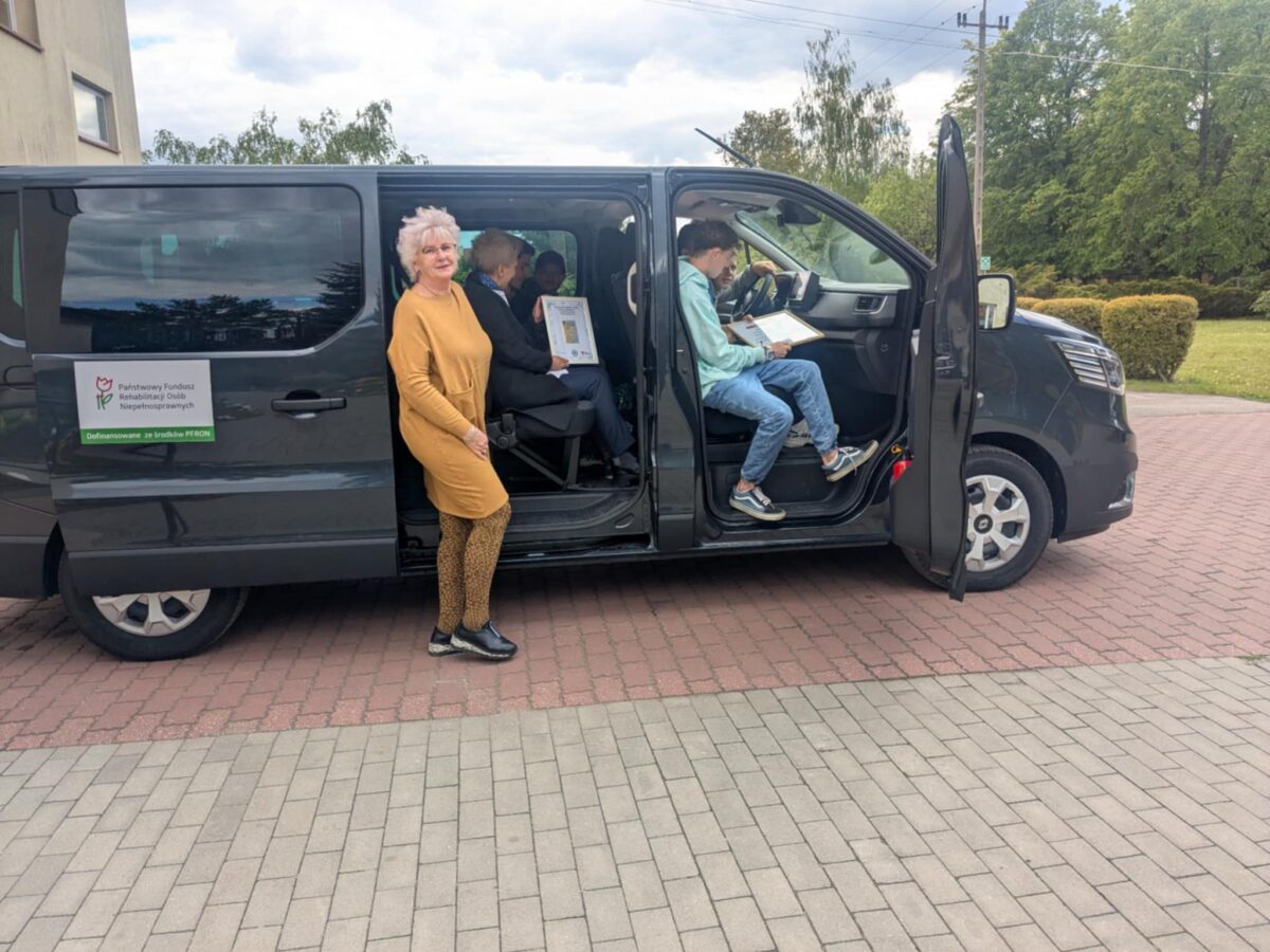 uczniowie, dyrektorka szkoły w samochodzie