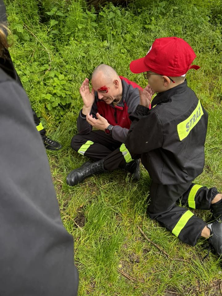 chłopiec opatruje pozoranta