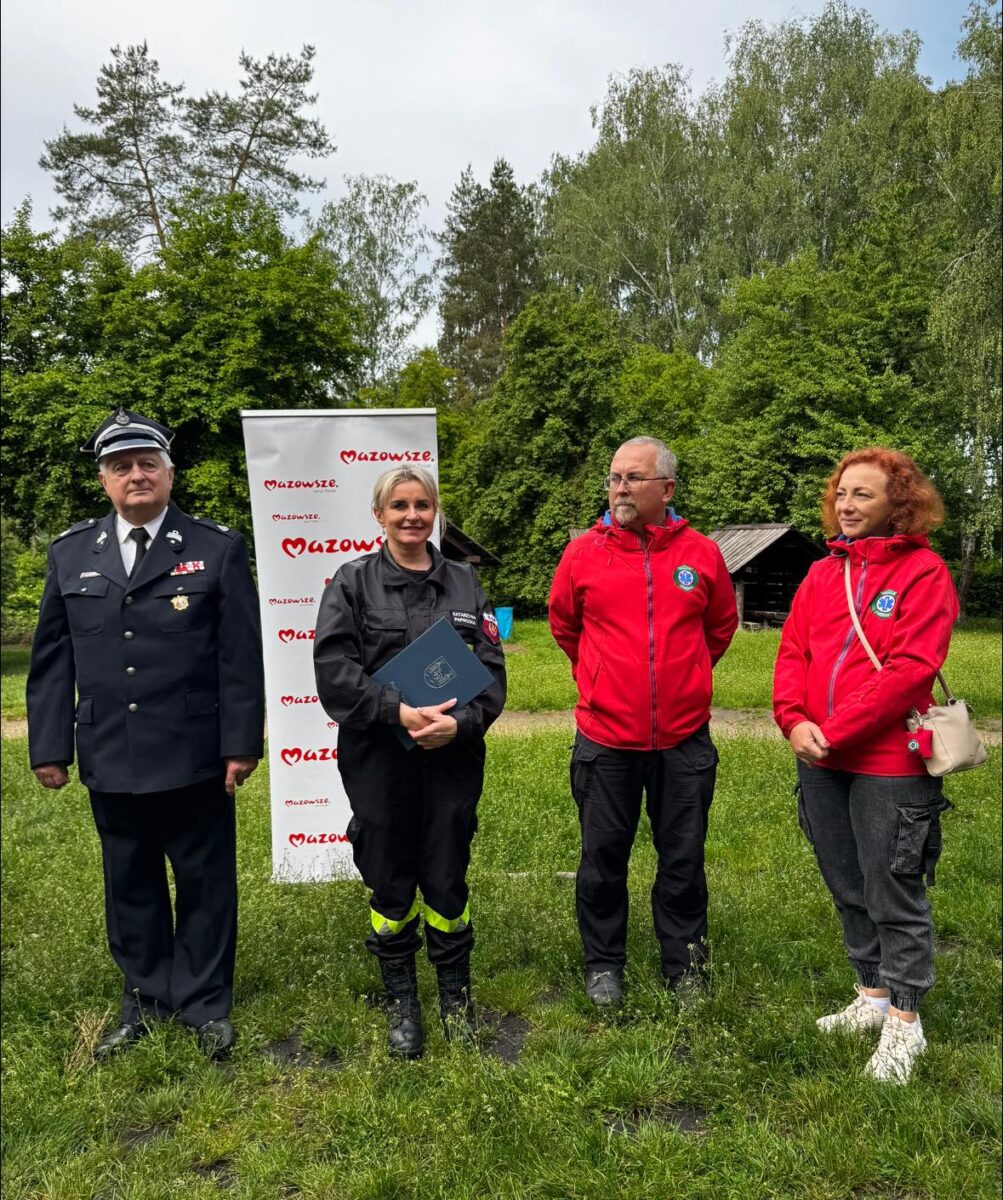 prowadząca, druh, dwie osoby w czerwonych bluzach