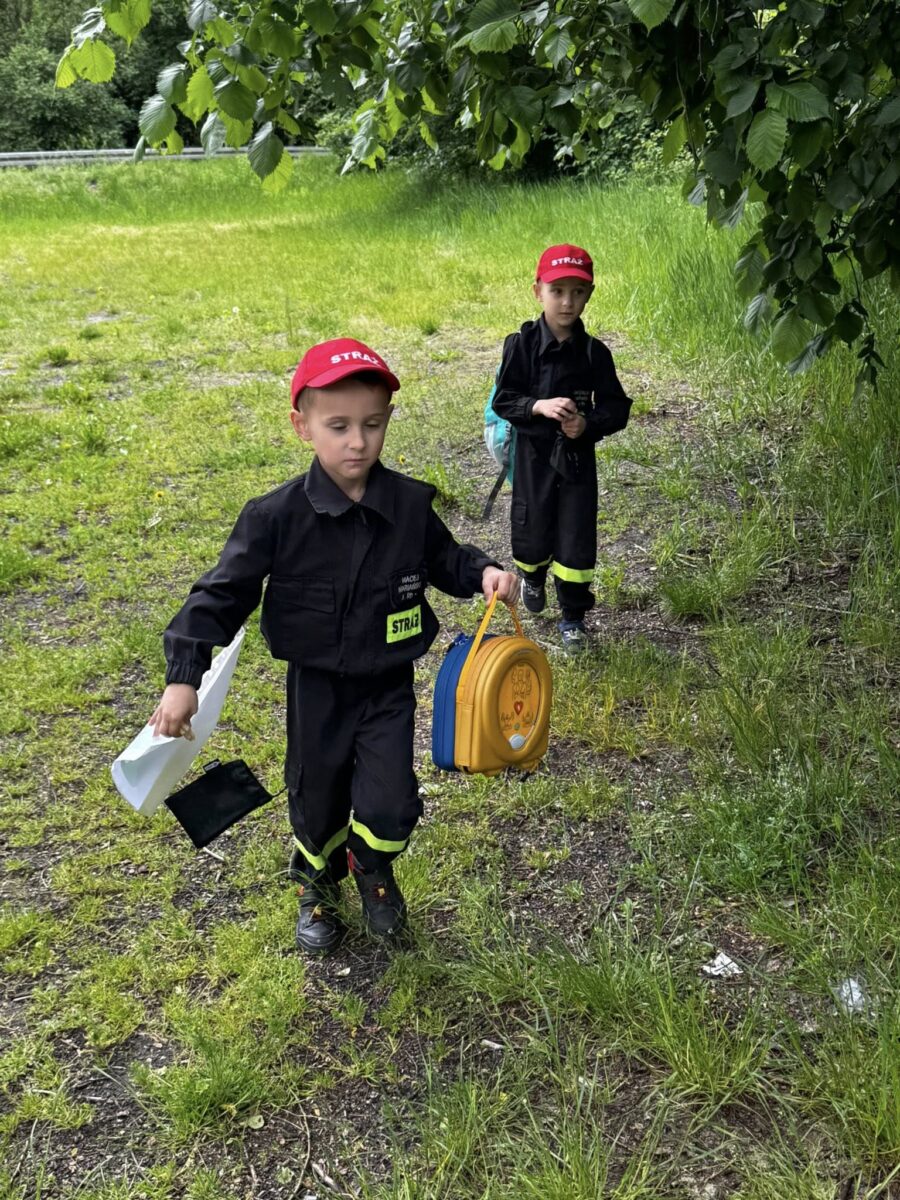 bardzo młodzi strażacy w lesie