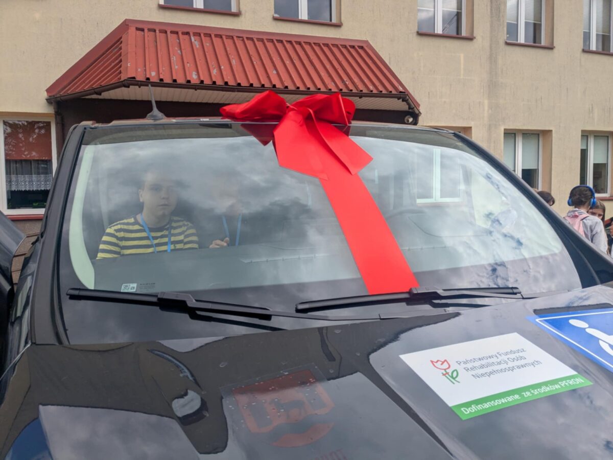 samochód z kokardą