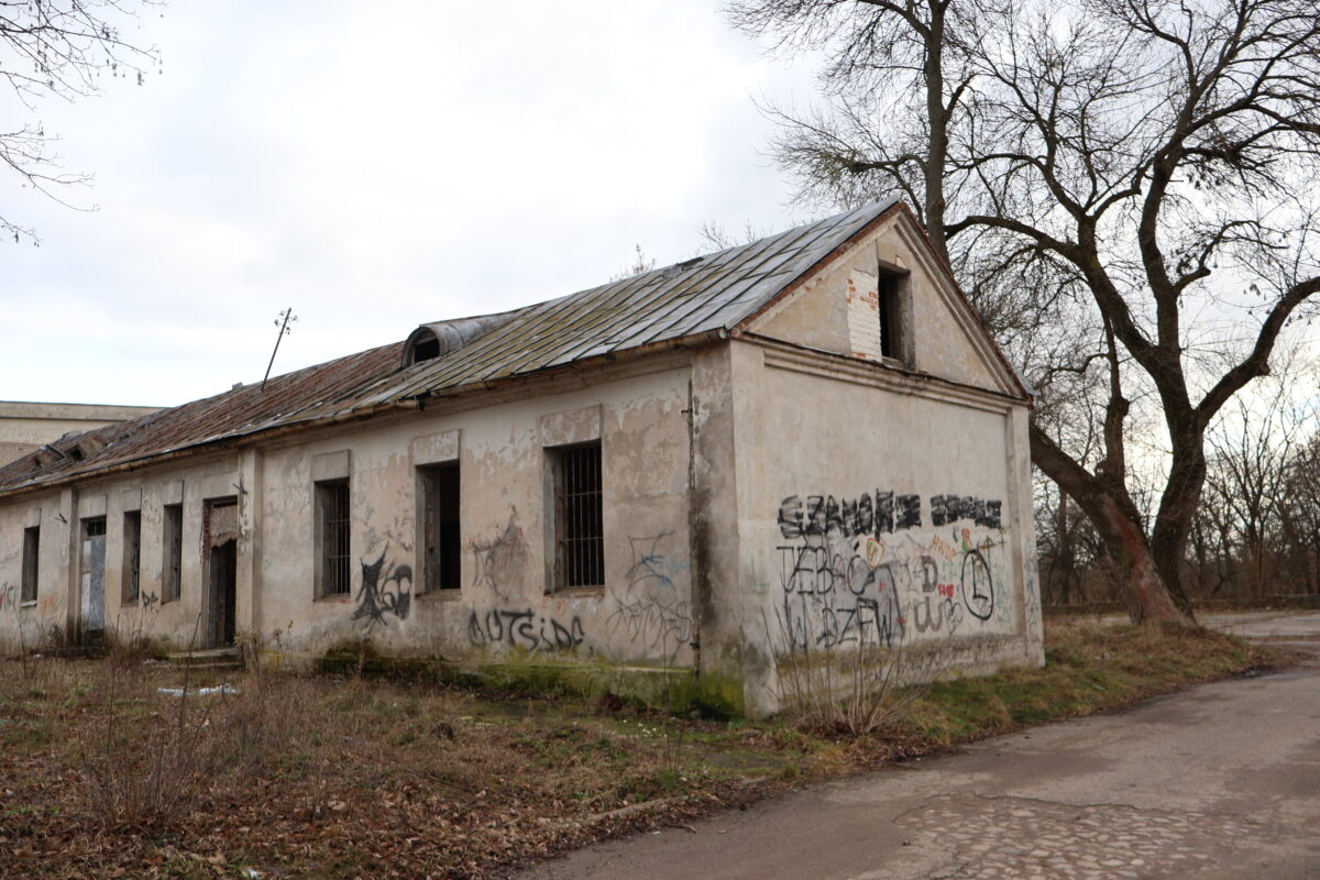 stary zniszczony budynek