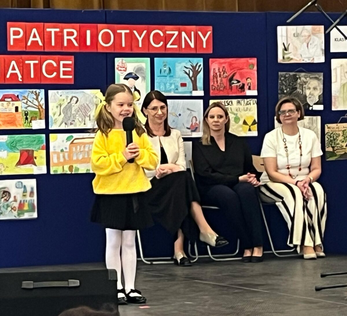 dziewczynka śpiewa