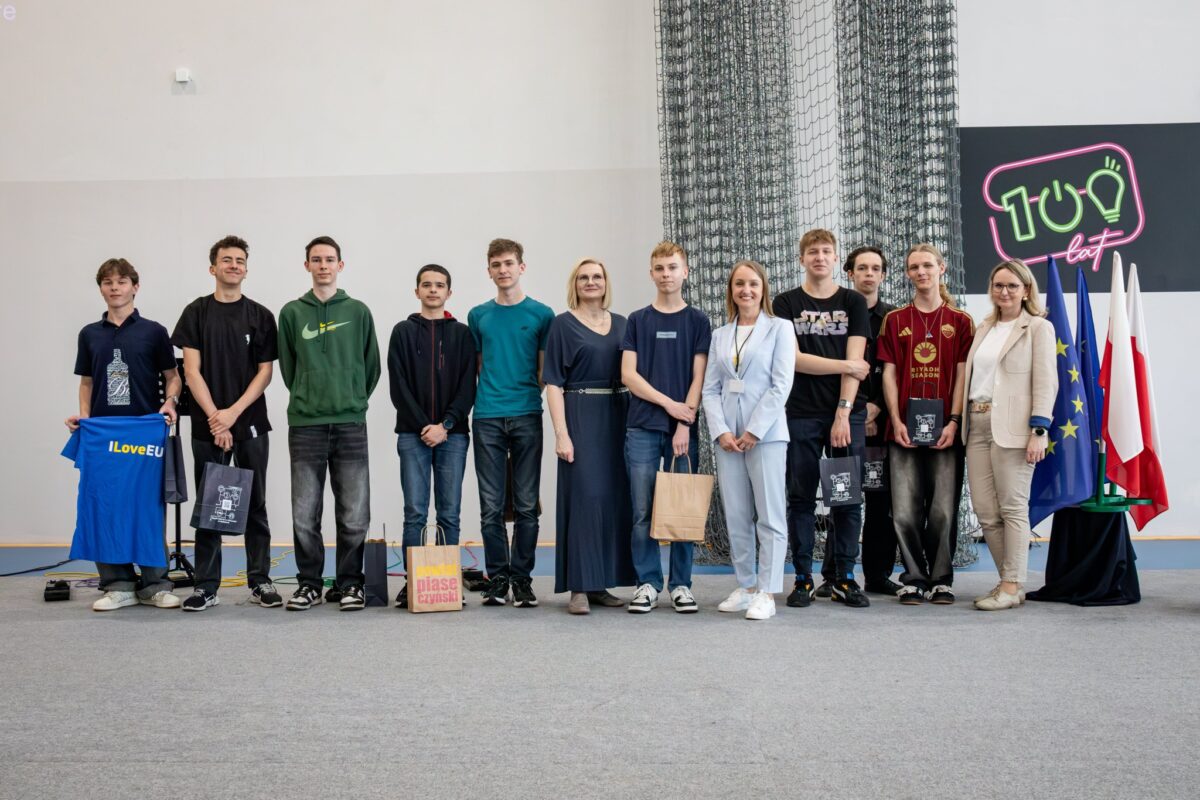 zdjęcie grupowe w hali sportowej