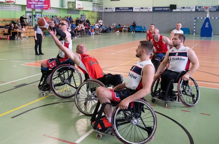 mecz koszykówki na wózkach na hali