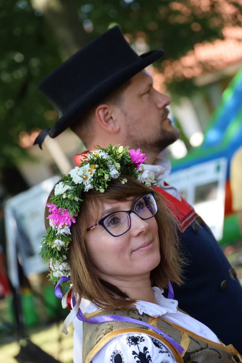 kobieta w wianku