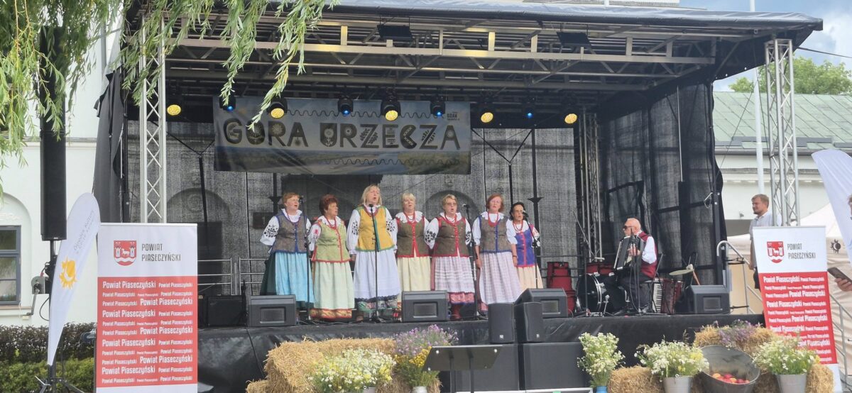 zespół ludowy na scenie