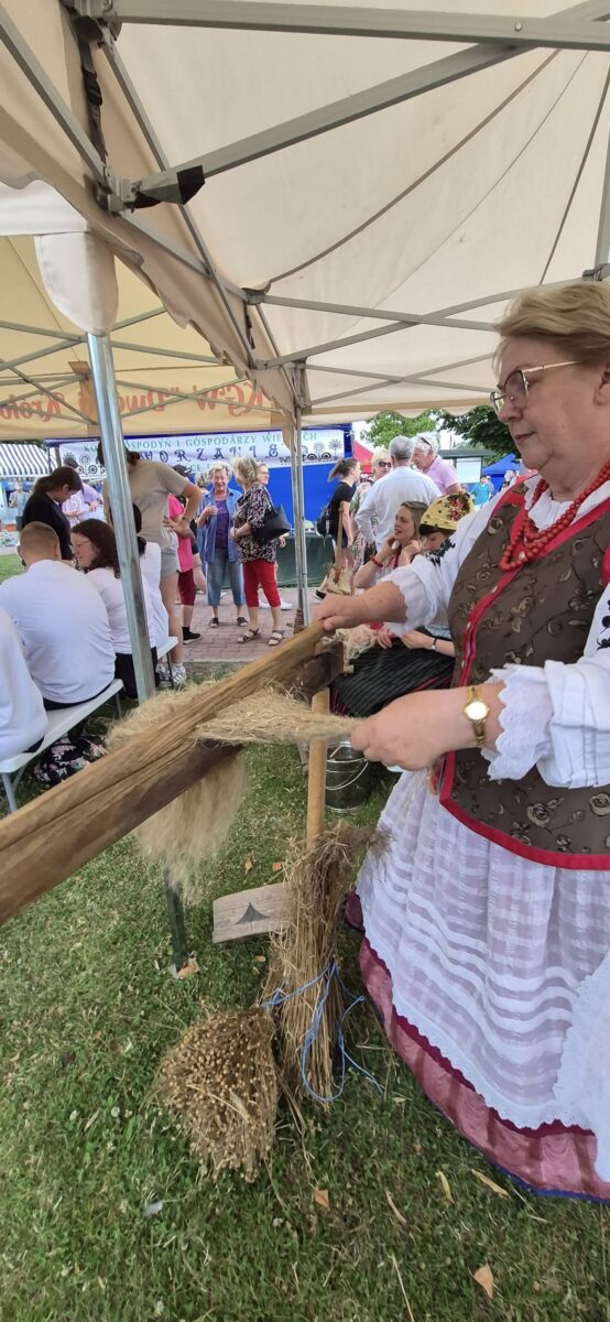 kobieta w stroju ludowym